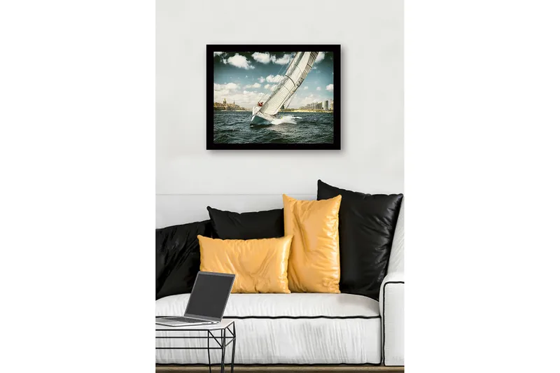 Indrammet trælærredstryk - 41x56 cm - Sejlbåd navigerer gennem bølgerne under en klar himmel - Blå / Hvid / Grå - Boligtilbehør - Billeder & kunst