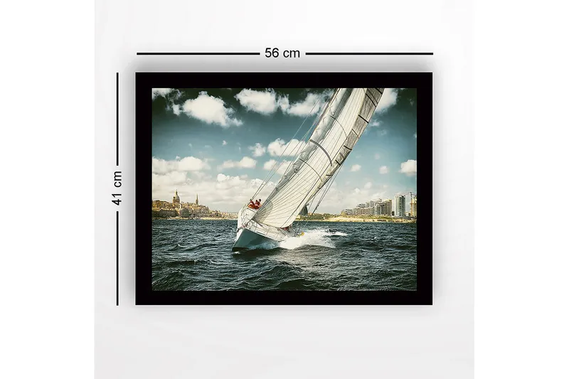 Indrammet trælærredstryk - 41x56 cm - Sejlbåd navigerer gennem bølgerne under en klar himmel - Blå / Hvid / Grå - Boligtilbehør - Billeder & kunst