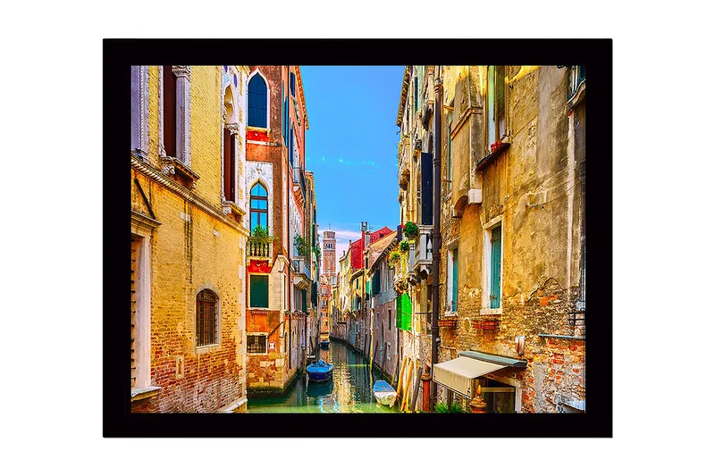 Indrammet trælærredstryk - 41x56 cm - Smuk kanal omgivet af historiske bygninger i Venedig, Guld / Turkis / Rød