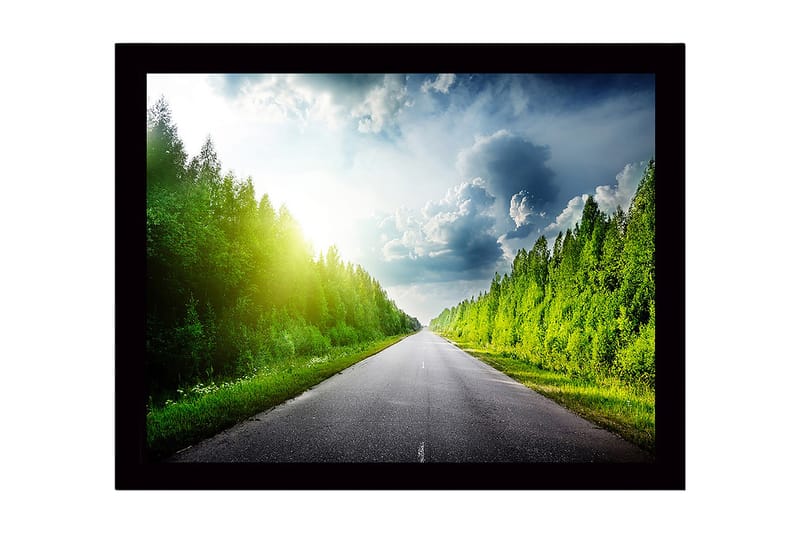 Indrammet trælærredstryk - 41x56 cm - Smuk landevej omgivet af frodige træer og en lys himmel - Grøn / Blå / Gul - Boligtilbehør - Billeder & kunst