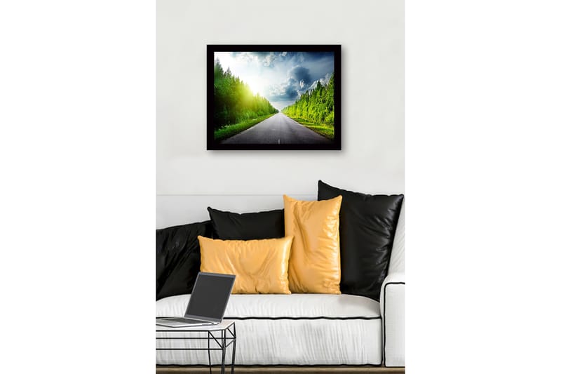 Indrammet trælærredstryk - 41x56 cm - Smuk landevej omgivet af frodige træer og en lys himmel - Grøn / Blå / Gul - Boligtilbehør - Billeder & kunst