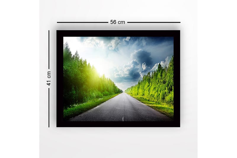 Indrammet trælærredstryk - 41x56 cm - Smuk landevej omgivet af frodige træer og en lys himmel - Grøn / Blå / Gul - Boligtilbehør - Billeder & kunst
