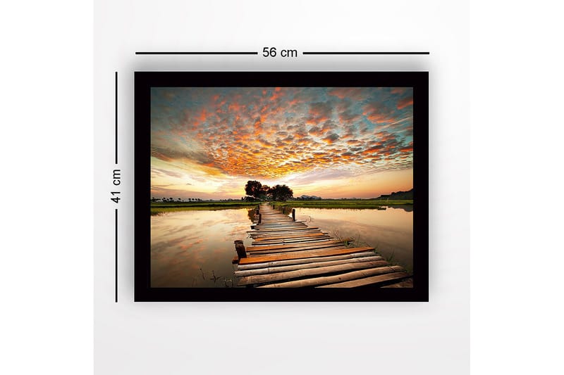 Indrammet trælærredstryk - 41x56 cm - Smuk mole strækker sig over roligt vand ved solnedgang - Orange / Blå / Grøn - Boligtilbehør - Billeder & kunst