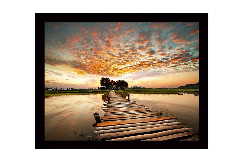 Indrammet trælærredstryk - 41x56 cm - Smuk mole strækker sig over roligt vand ved solnedgang, Orange / Blå / Grøn