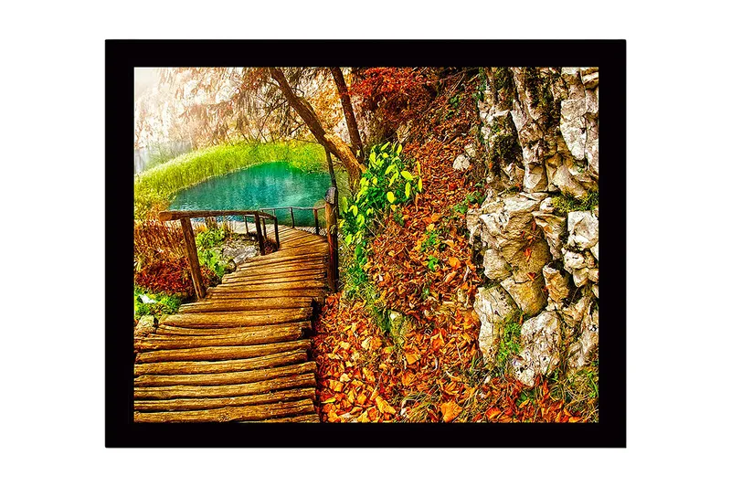 Indrammet trælærredstryk - 41x56 cm - Smuk skovsti ved en klar sø omgivet af efterårsfarver, Grøn / Orange / Brun