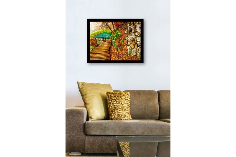 Indrammet trælærredstryk - 41x56 cm - Smuk skovsti ved en klar sø omgivet af efterårsfarver - Grøn / Orange / Brun - Boligtilbehør - Billeder & kunst