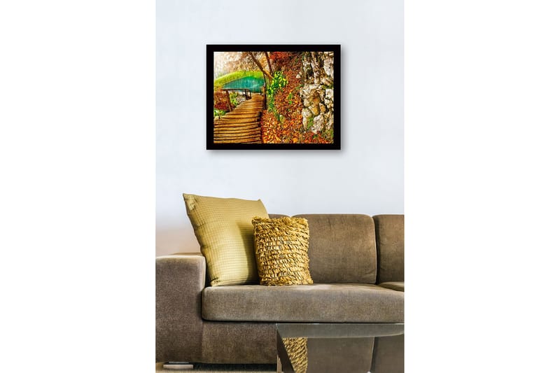 Indrammet trælærredstryk - 41x56 cm - Smuk skovsti ved en klar sø omgivet af efterårsfarver - Grøn / Orange / Brun - Boligtilbehør - Billeder & kunst