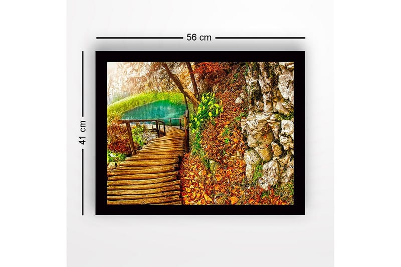 Indrammet trælærredstryk - 41x56 cm - Smuk skovsti ved en klar sø omgivet af efterårsfarver - Grøn / Orange / Brun - Boligtilbehør - Billeder & kunst
