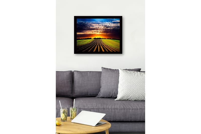 Indrammet trælærredstryk - 41x56 cm - Smuk solnedgang over en bølgende mark med pløjede rækker - Grøn / Orange / Blå - Boligtilbehør - Billeder & kunst