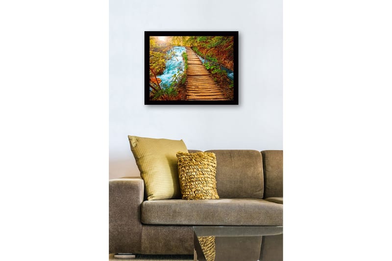 Indrammet trælærredstryk - 41x56 cm - Smuk træbro, der fører over en rislende bæk omgivet af frodig natur - Grøn / Blå / Brun - Boligtilbehør - Billeder & kunst