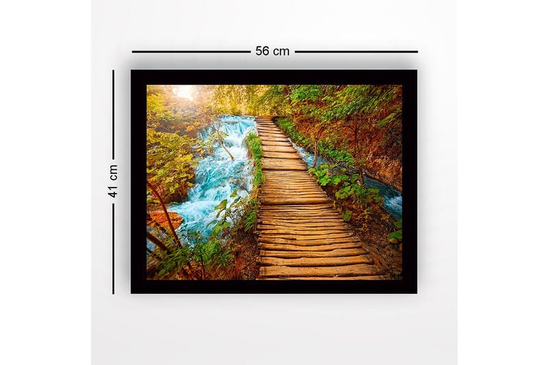 Indrammet trælærredstryk - 41x56 cm - Smuk træbro, der fører over en rislende bæk omgivet af frodig natur - Grøn / Blå / Brun - Boligtilbehør - Billeder & kunst