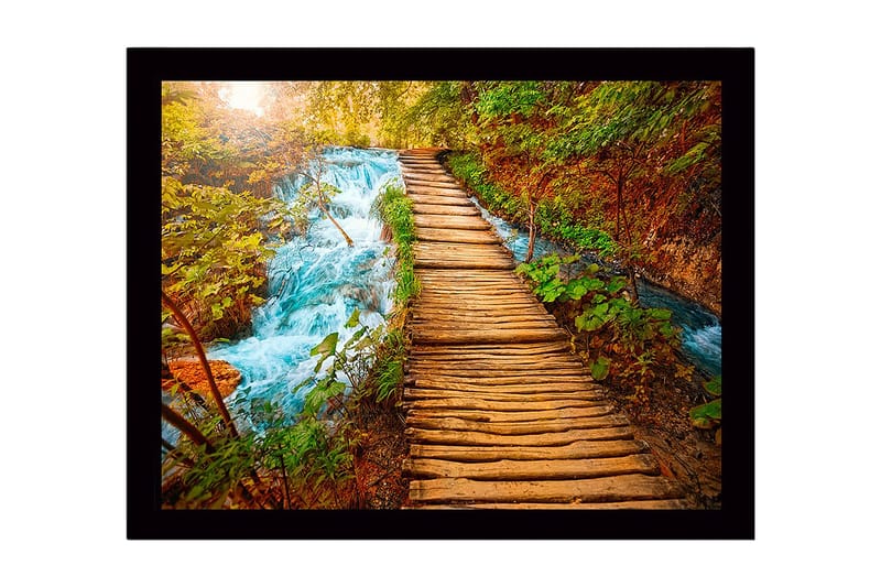 Indrammet trælærredstryk - 41x56 cm - Smuk træbro, der fører over en rislende bæk omgivet af frodig natur, Grøn / Blå / Brun