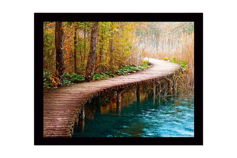 Indrammet trælærredstryk - 41x56 cm - Smuk træbro, der snor sig gennem en efterårsskov, Grøn / Orange / Blå