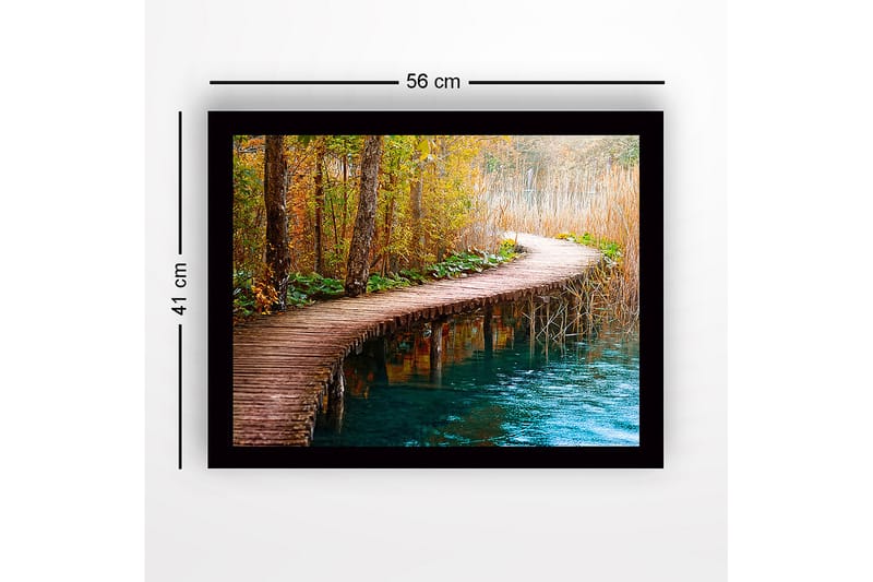 Indrammet trælærredstryk - 41x56 cm - Smuk træbro, der snor sig gennem en efterårsskov - Grøn / Orange / Blå - Boligtilbehør - Billeder & kunst