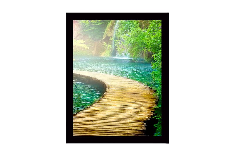 Indrammet trælærredstryk - 41x56 cm - Smuk træsti, der fører gennem frodig natur ved en stille sø, Grøn / Blå / Brun