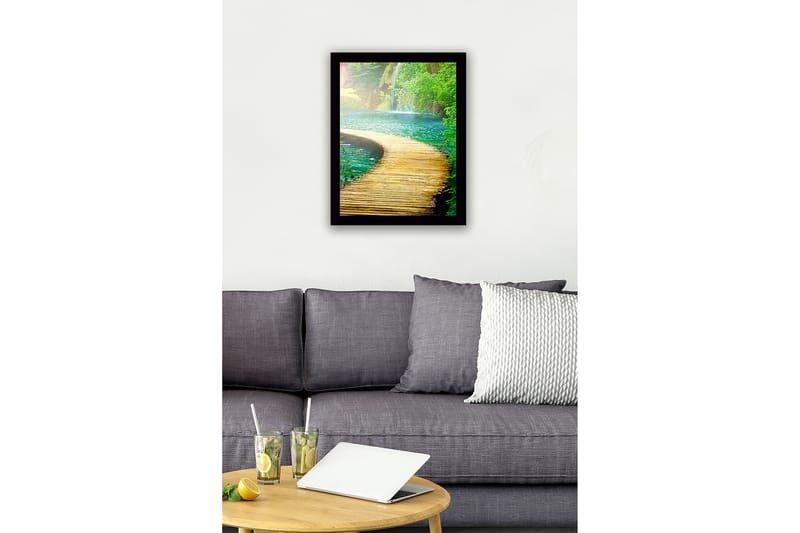 Indrammet trælærredstryk - 41x56 cm - Smuk træsti, der fører gennem frodig natur ved en stille sø - Grøn / Blå / Brun - Boligtilbehør - Billeder & kunst