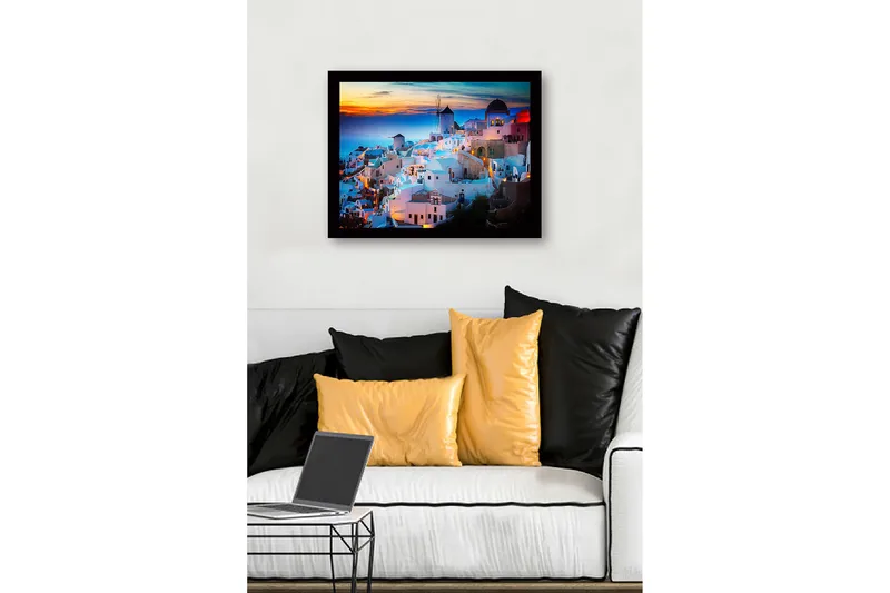 Indrammet trælærredstryk - 41x56 cm - Smuk udsigt over en græsk landsby med hvide huse og en vindmølle ved solnedgang - Hvid / Blå / Orange - Boligtilbehør - Billeder & kunst