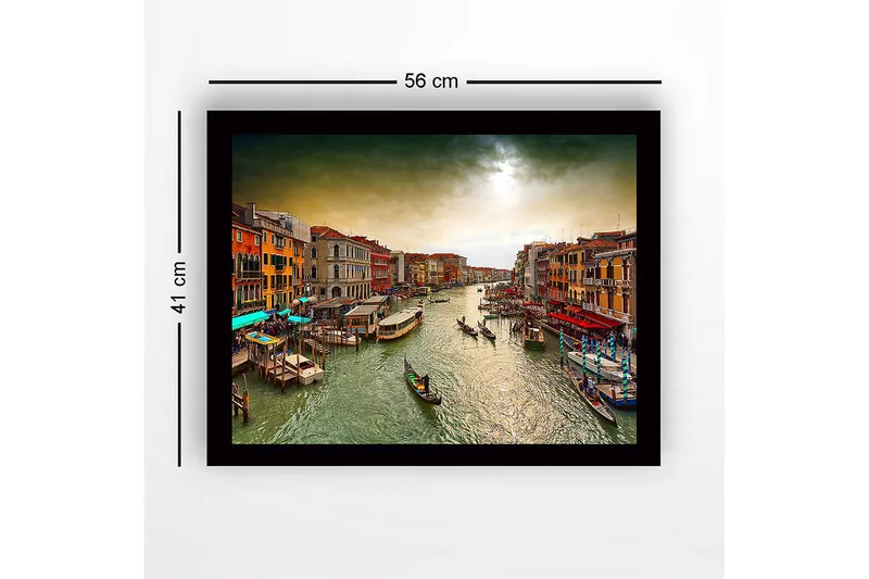 Indrammet trælærredstryk - 41x56 cm - Smuk udsigt over en kanal i Venedig med farverige bygninger og gondoler - Grøn / Orange / Blå - Boligtilbehør - Billeder & kunst