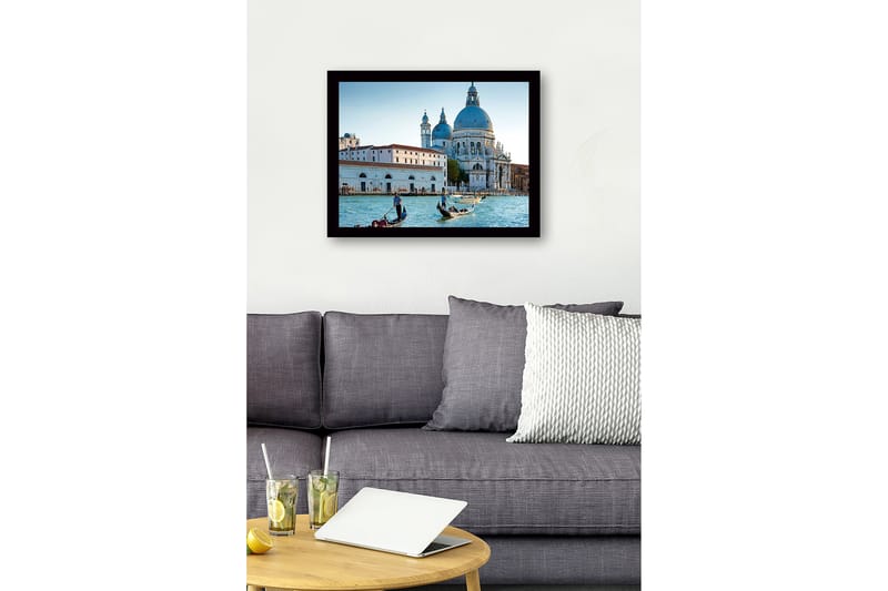Indrammet trælærredstryk - 41x56 cm - Smuk udsigt over venetianske gondoler i en historisk bygning - Blå / Hvid / Grå - Boligtilbehør - Billeder & kunst
