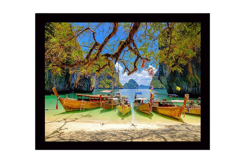 Indrammet trælærredstryk - 41x56 cm - Smukke langbåde på en tropisk strand med klippeformationer i baggrunden - Grøn / Blå / Brun - Boligtilbehør - Billeder & kunst