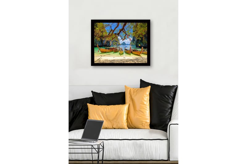 Indrammet trælærredstryk - 41x56 cm - Smukke langbåde på en tropisk strand med klippeformationer i baggrunden - Grøn / Blå / Brun - Boligtilbehør - Billeder & kunst