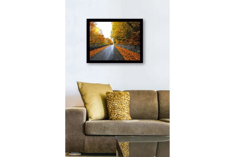 Indrammet trælærredstryk - 41x56 cm - Smukt efterårslandskab med en vej omgivet af gyldne træer - Guld / Orange / Grå - Boligtilbehør - Billeder & kunst