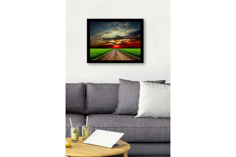 Indrammet trælærredstryk - 41x56 cm - Smukt landskab med en vej, der fører mod en solnedgang - Grøn / Orange / Blå - Boligtilbehør - Billeder & kunst