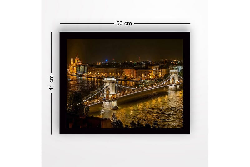 Indrammet trælærredstryk - 41x56 cm - Smukt natbillede af Kædebroen i Budapest med funklende bylys - Guld / Mørkeblå / Grå - Boligtilbehør - Billeder & kunst