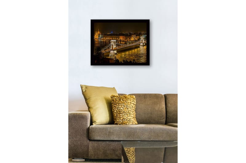 Indrammet trælærredstryk - 41x56 cm - Smukt natbillede af Kædebroen i Budapest med funklende bylys - Guld / Mørkeblå / Grå - Boligtilbehør - Billeder & kunst