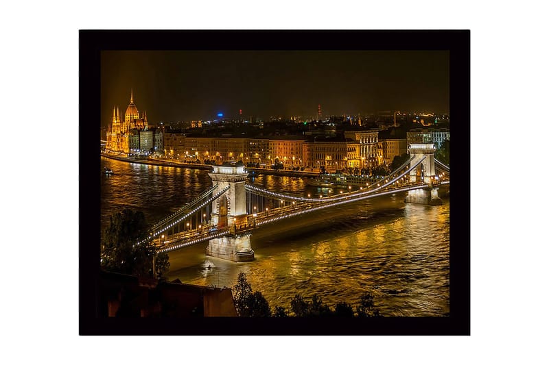 Indrammet trælærredstryk - 41x56 cm - Smukt natbillede af Kædebroen i Budapest med funklende bylys, Guld / Mørkeblå / Grå