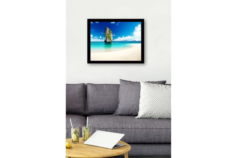 Indrammet trælærredstryk - 41x56 cm - Storslået klippe der rejser sig fra det turkisblå hav - Turkis / Blå / Grøn - Boligtilbehør - Billeder & kunst