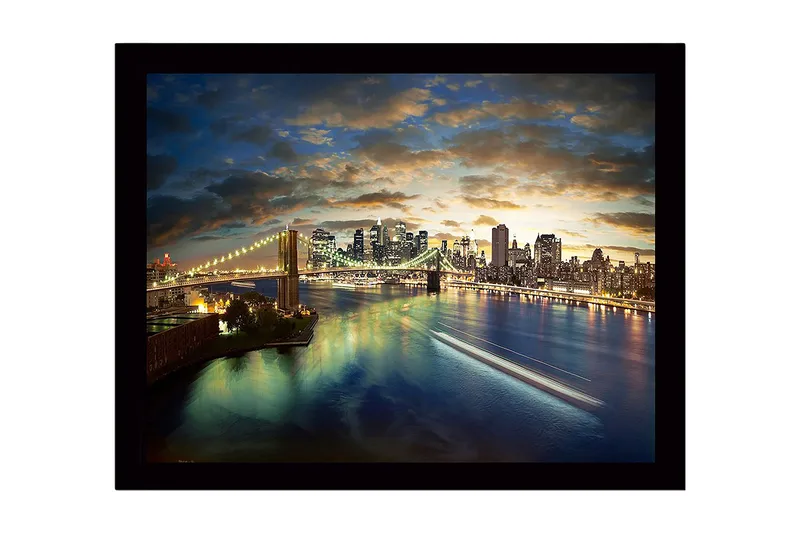 Indrammet trælærredstryk - 41x56 cm - Storslået udsigt over en by i skumringen med en bro, der spænder over vandet, Blå / Guld / Grøn