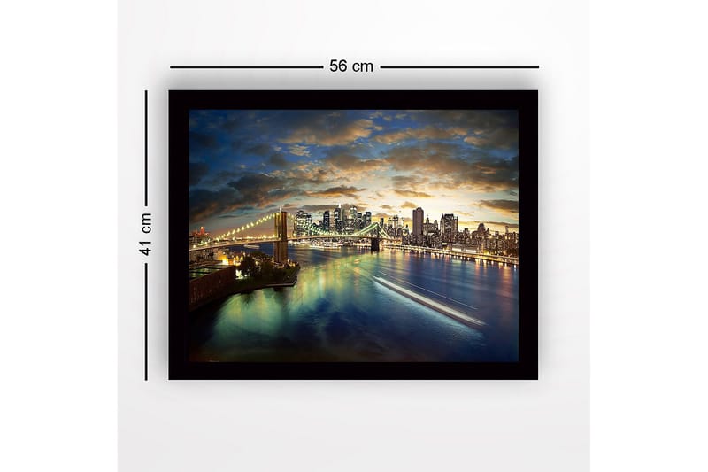 Indrammet trælærredstryk - 41x56 cm - Storslået udsigt over en by i skumringen med en bro, der spænder over vandet - Blå / Guld / Grøn - Boligtilbehør - Billeder & kunst