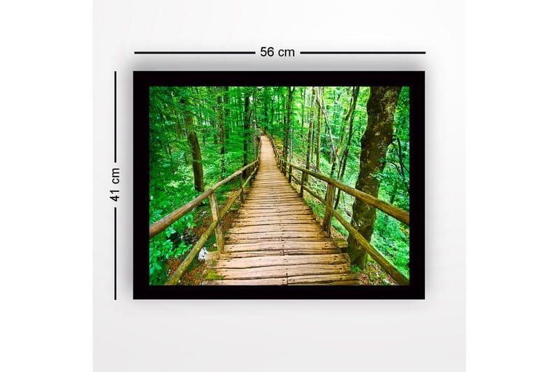 Indrammet trælærredstryk - 41x56 cm - Træbro der snor sig gennem en frodig skov - Grøn / Brun - Boligtilbehør - Billeder & kunst