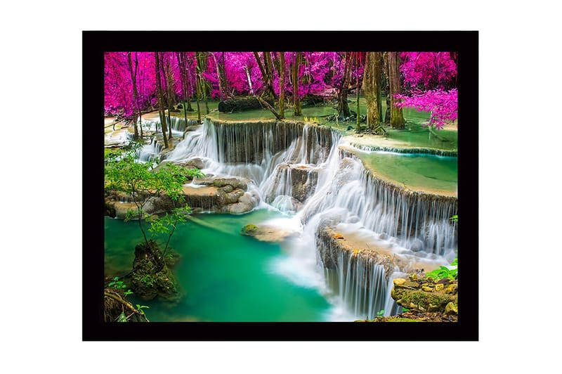 Indrammet trælærredstryk - 41x56 cm - Vandfald omgivet af frodigt grønt og lyserøde træer, Turkis / Grøn / Lyserød