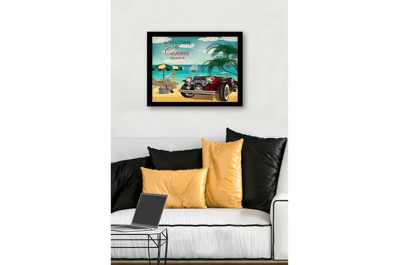 Indrammet trælærredstryk - 41x56 cm - Veteranbil på en strand i Cannes med en solbadende kvinde - Rød / Blå / Grøn - Boligtilbehør - Billeder & kunst