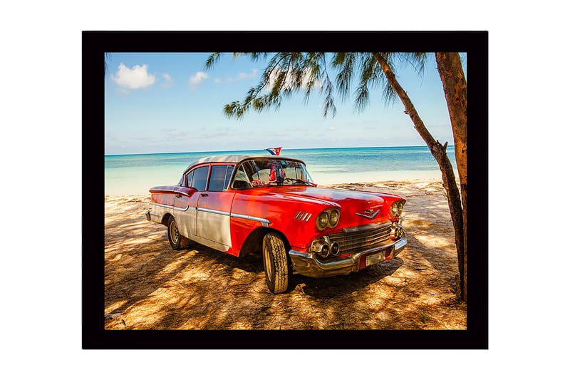 Indrammet trælærredstryk - 41x56 cm - Vintagebil på stranden med tropisk baggrund - Rød / Grå / Sort - Boligtilbehør - Billeder & kunst