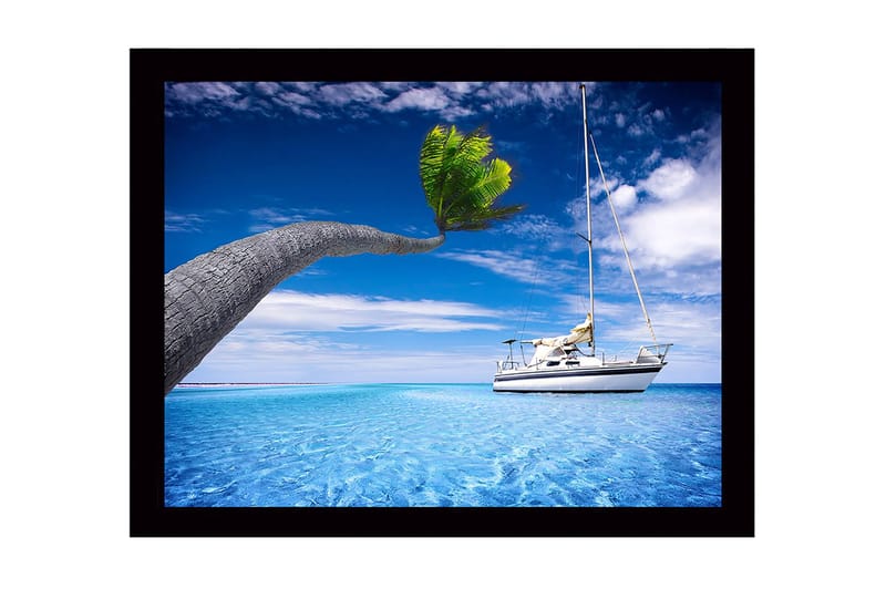 Indrammet trælærredstryk - 41x56 cm - Palmer strækker sig over en sejlbåd i klart blåt vand, Blå / Grøn / Hvid