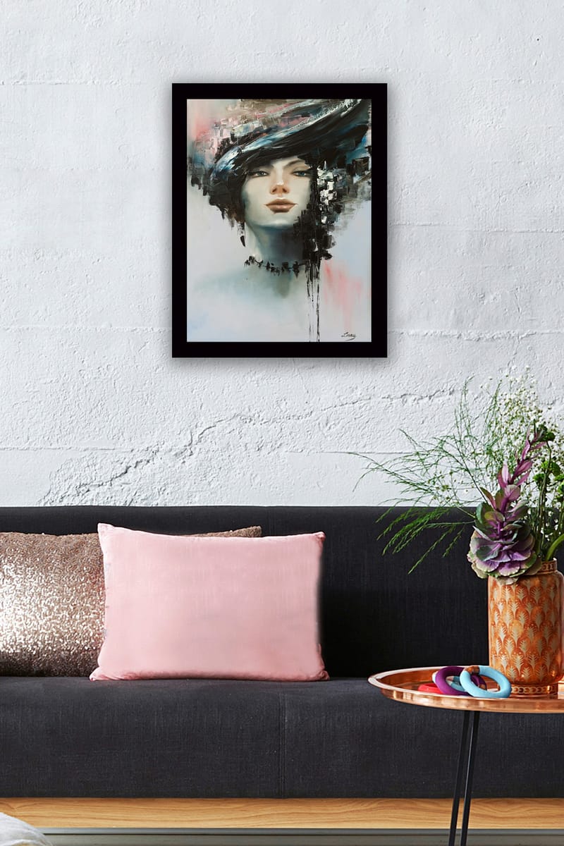 Indrammet trælærredstryk - 41x56 cm - Portræt af en kvinde med dramatisk frisure - Sort / Hudfarve / Lyseblå - Boligtilbehør - Billeder & kunst