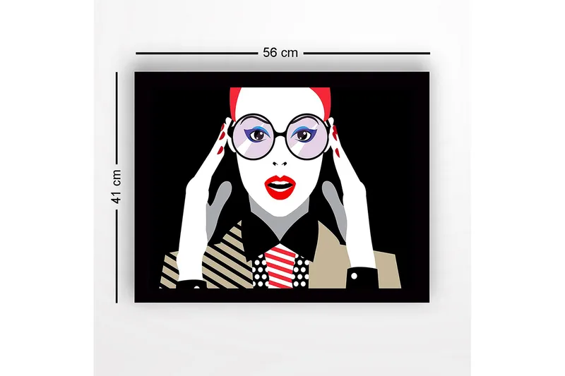 Indrammet trælærredstryk - 41x56 cm - Portræt af en kvinde med store briller og rød læbestift - Rød / Sort / Hvid - Boligtilbehør - Billeder & kunst