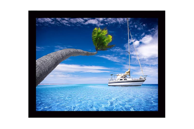 Indrammet trælærredstryk - 41x56 cm - Palmer strækker sig over en sejlbåd i klart blåt vand, Blå / Grøn / Hvid