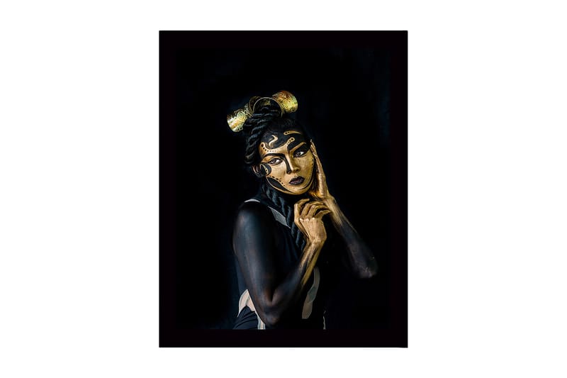 Indrammet trælærredstryk - 41x56 cm - Portræt af en kvinde med detaljeret ansigtsmaling og elegant frisure, Sort / Guld / Beige