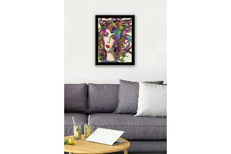 Indrammet trælærredstryk - 41x56 cm - Portræt af en kvinde med farverigt, flagrende hår - Lilla / Grøn / Lyserød - Boligtilbehør - Billeder & kunst