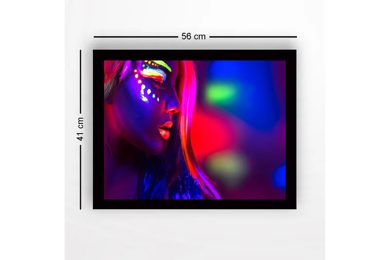 Indrammet trælærredstryk - 41x56 cm - Portræt af en kvinde med neonmakeup og klare farver - Lilla / Lyserød / Grøn - Boligtilbehør - Billeder & kunst