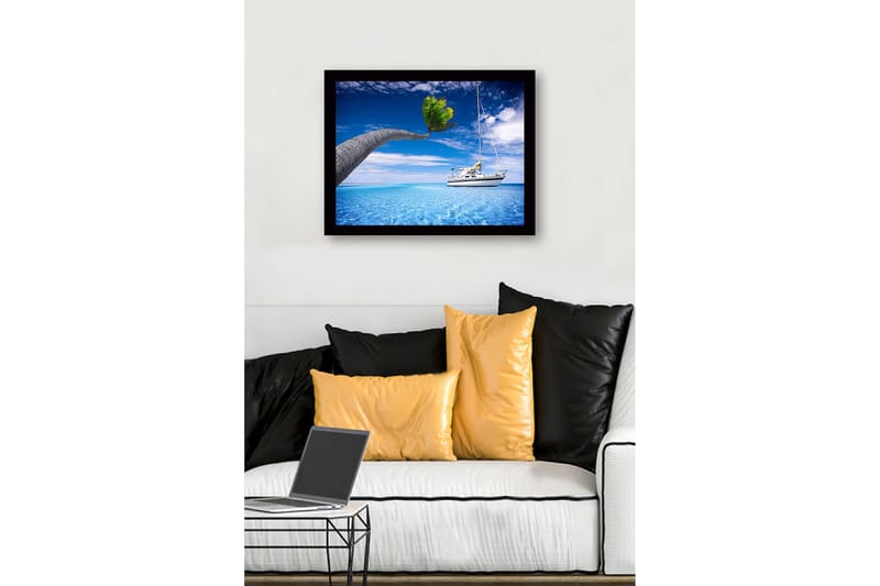 Indrammet trælærredstryk - 41x56 cm - Palmer strækker sig over en sejlbåd i klart blåt vand - Blå / Grøn / Hvid - Boligtilbehør - Billeder & kunst