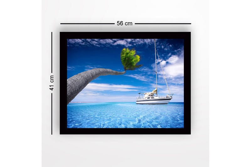 Indrammet trælærredstryk - 41x56 cm - Palmer strækker sig over en sejlbåd i klart blåt vand - Blå / Grøn / Hvid - Boligtilbehør - Billeder & kunst