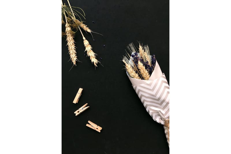 Poster Flowers on table 70x100 cm, Svart/Beige