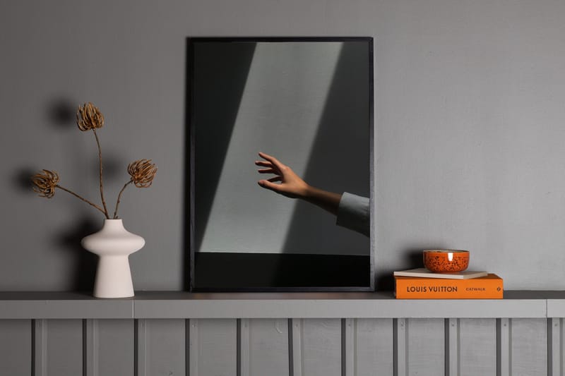 Poster Reaching Hand 30x40 cm - Grå - Boligtilbehør - Billeder & kunst - Posters & plakater