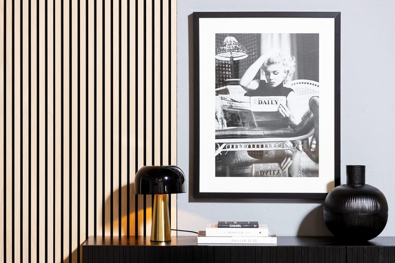 Villa Tavla Marilyn Dailey News - Sort/Hvid/Glas/Træ - Boligtilbehør - Billeder & kunst - Posters & plakater