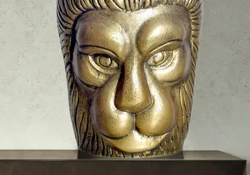 Kervik dekorationsvase 21 cm med løvehoved i aluminium - guld - Boligtilbehør - Krukker
